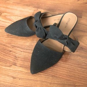 Black pointed toe bow flats